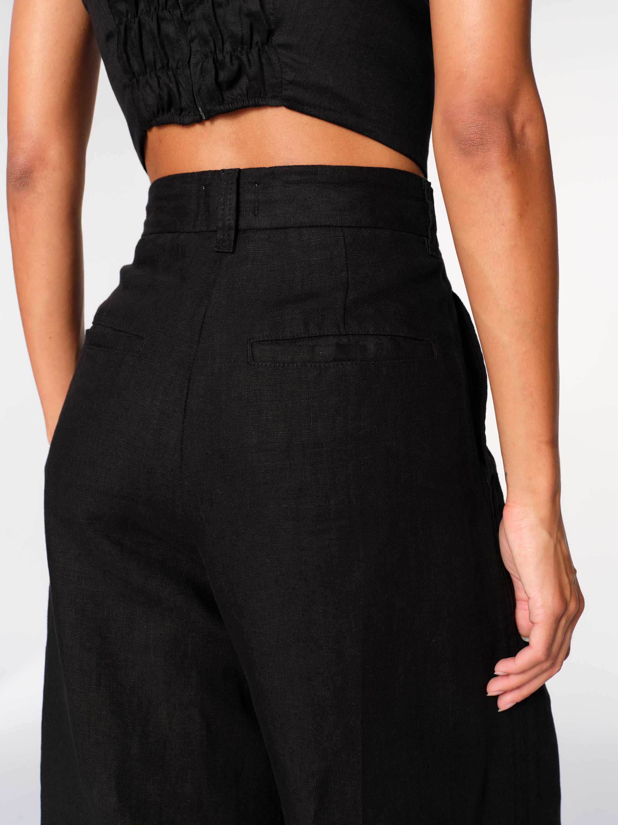 Women's Pleated Black Linen Shorts