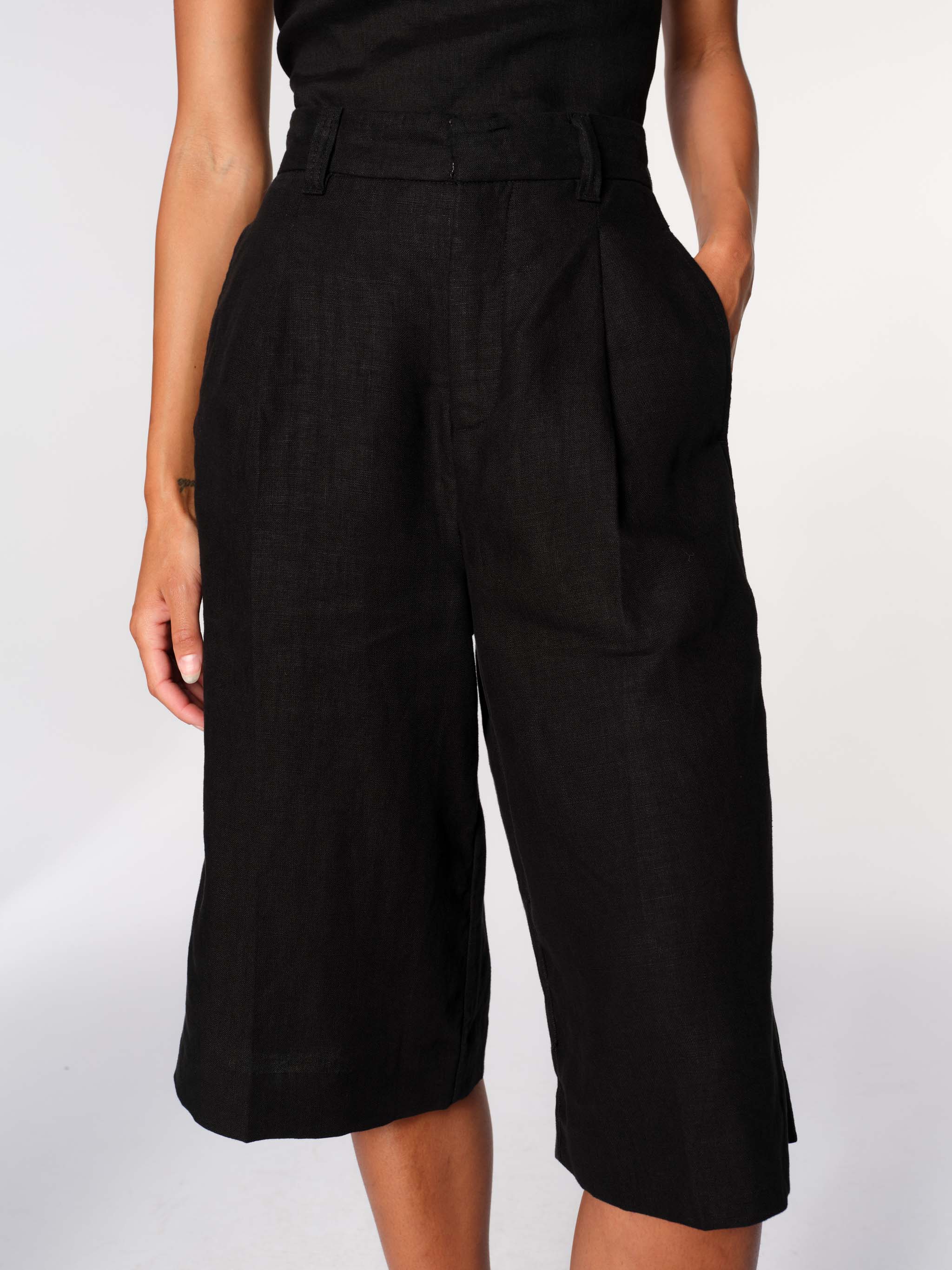 Women's Pleated Black Linen Shorts