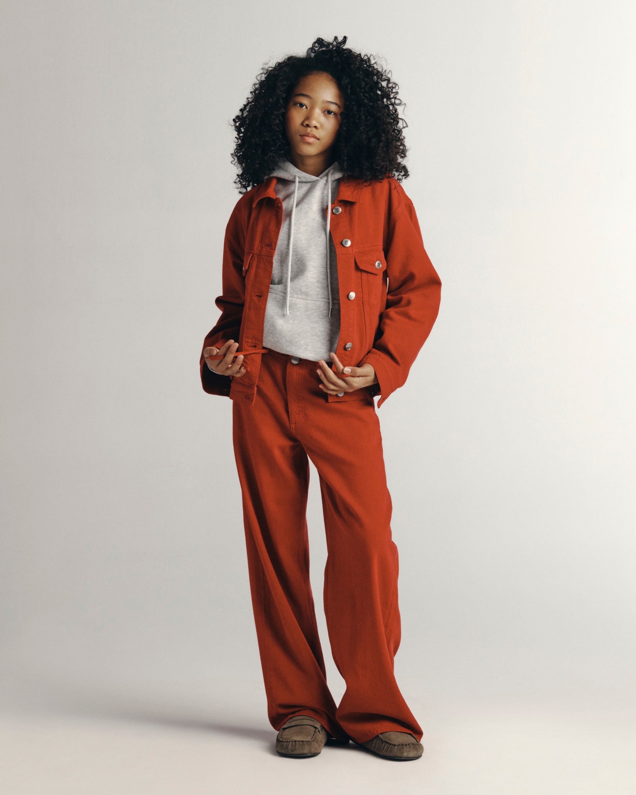 DL1961 Kids girls' Frankie low-slung jeans in Rouge with a matching Jordyn trucker jacket and white hoodie, full-length front, studio.