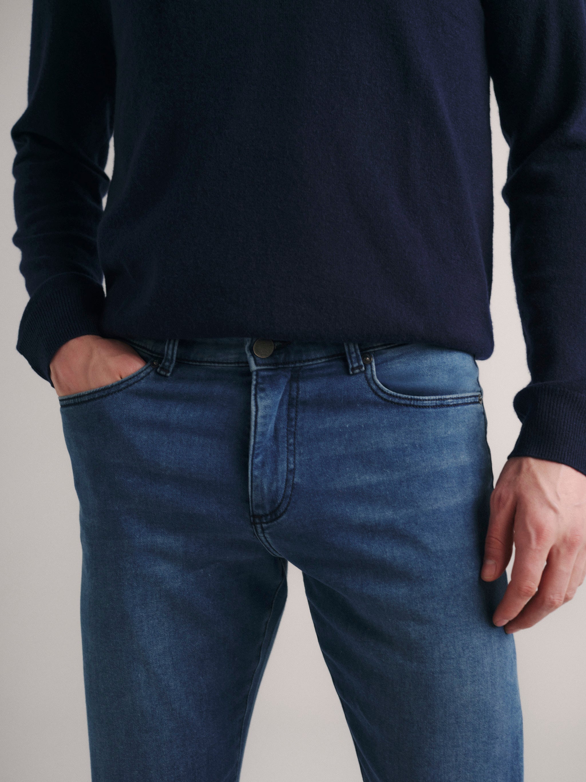 Russell Slim Straight Jeans| Mohonk (Mid Indigo)