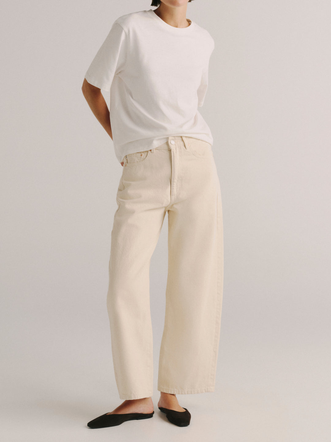 DL1961 women's Taylor Barrel Ultra High-Rise jeans in cream ecru 'Flax', front view on model with white tee.