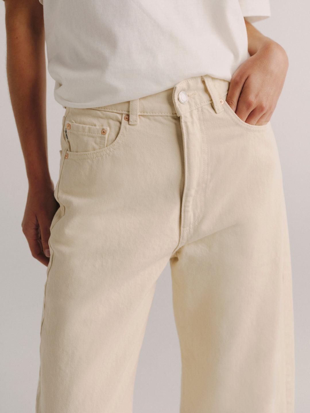 DL1961 women's Taylor Barrel Ultra High-Rise jeans in cream ecru 'Flax', close-up of waist and pockets.