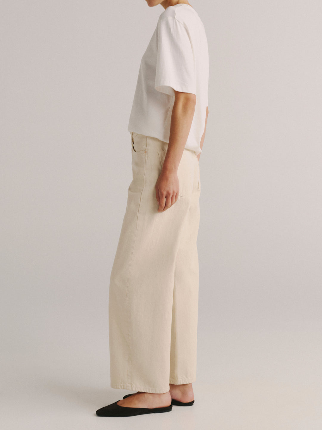 DL1961 women's Taylor Barrel Ultra High-Rise jeans in cream ecru 'Flax', side view on model.