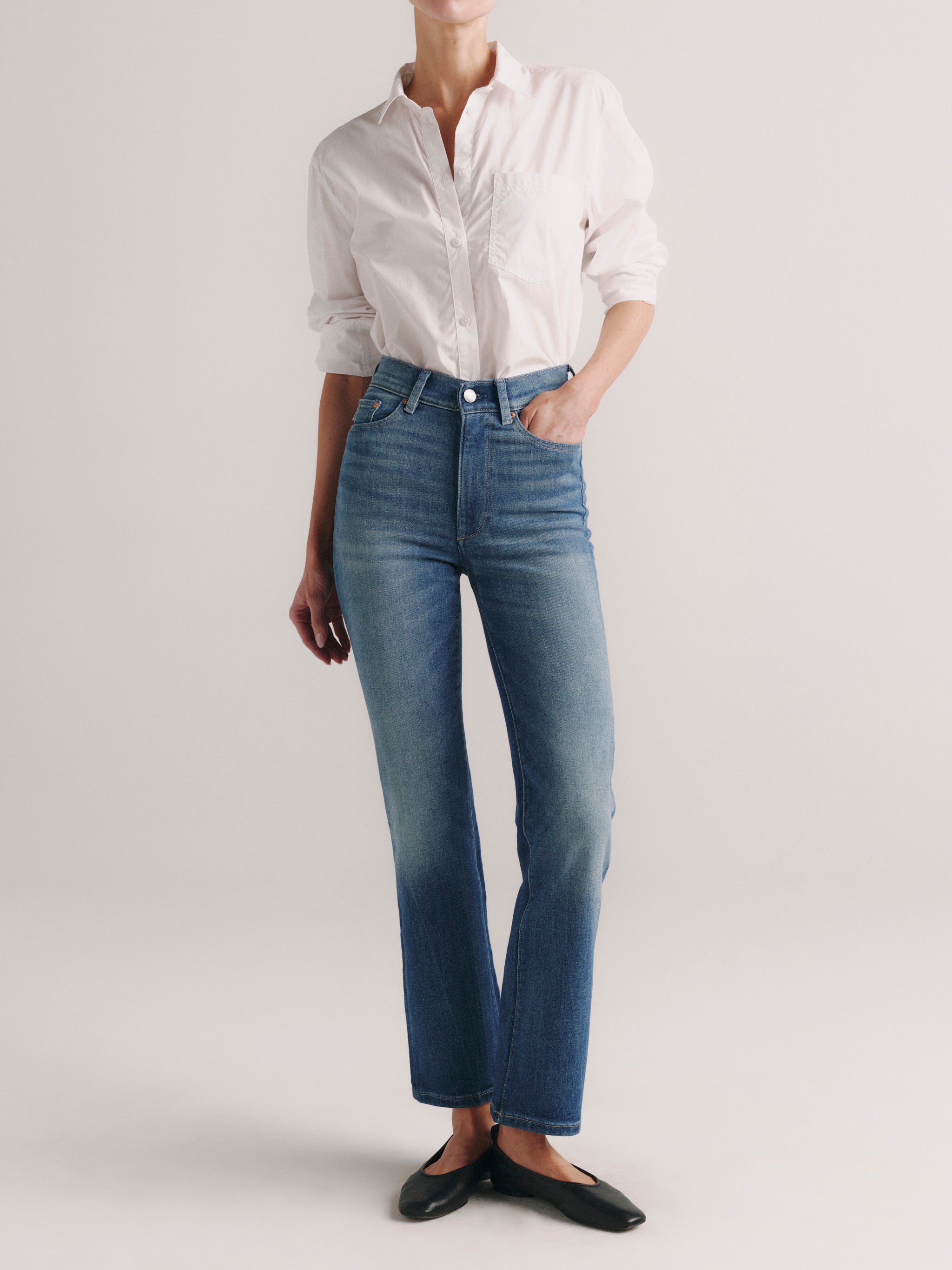DL1961 women's Halle Straight High-Rise jeans in medium blue 'Palm Springs Clean', front view on model.