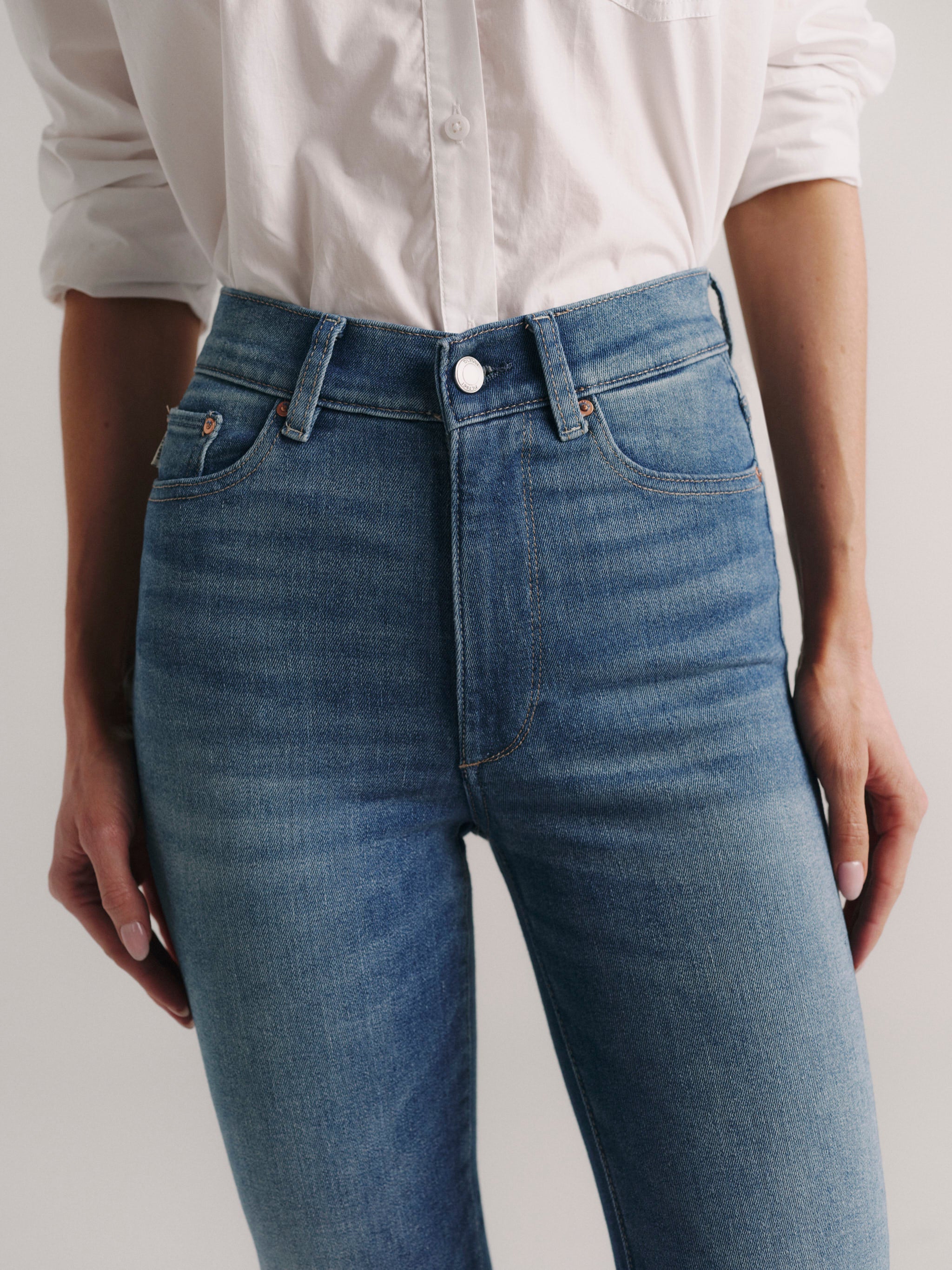 DL1961 women's Halle Straight High-Rise jeans in medium blue 'Palm Springs Clean', close-up waist detail.