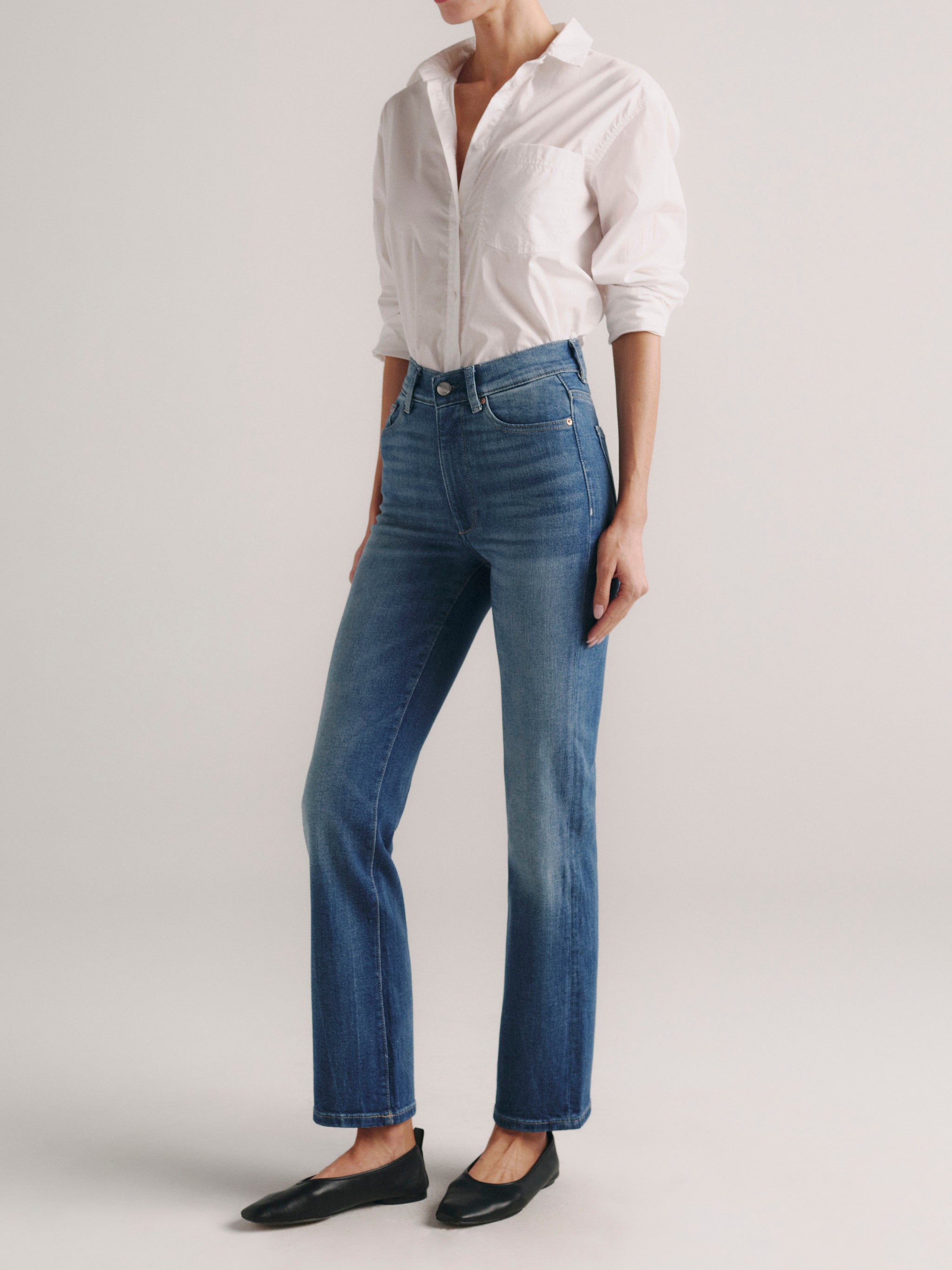 DL1961 women's Halle Straight High-Rise jeans in medium blue 'Palm Springs Clean', three-quarter view on model.