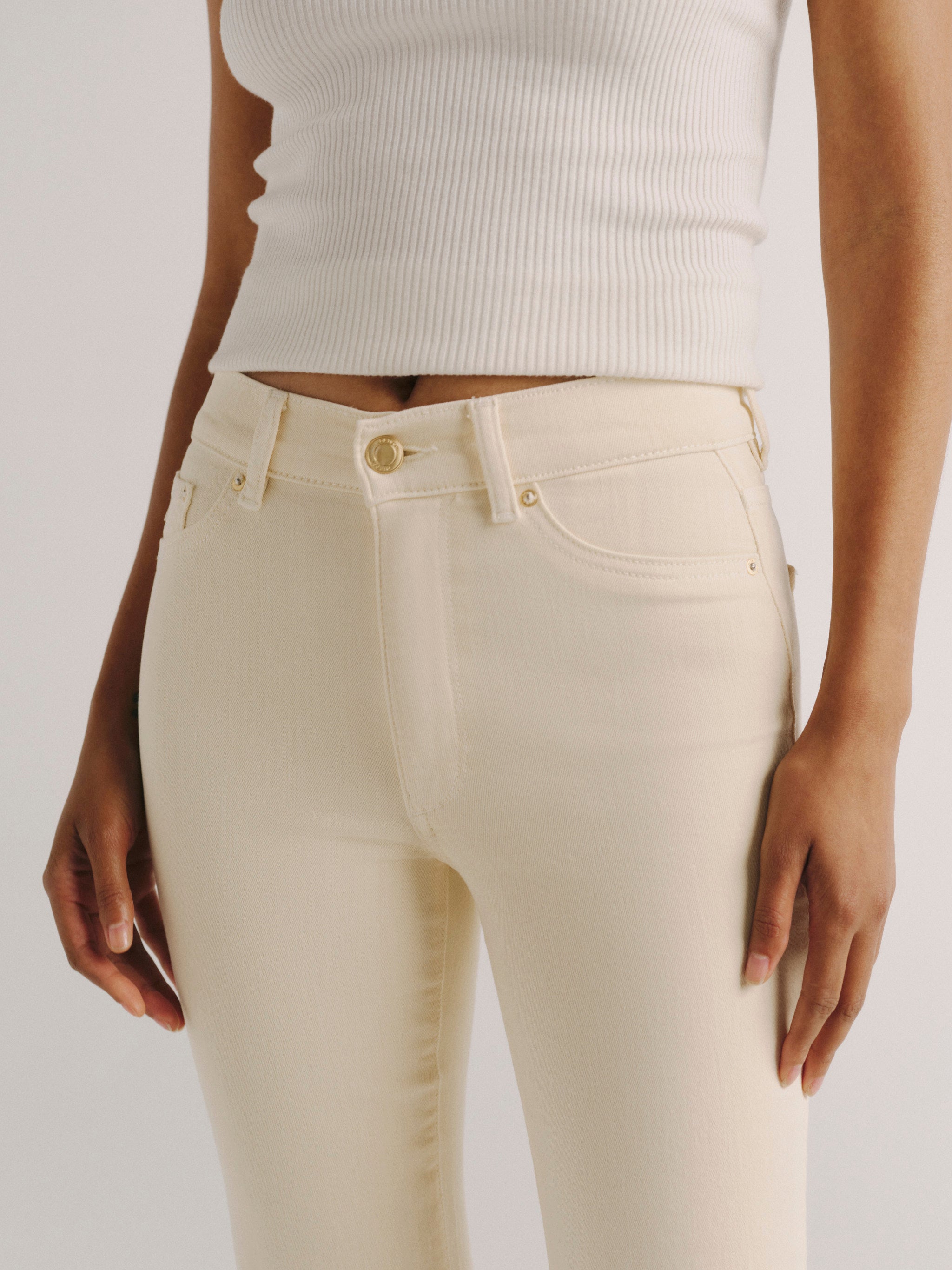 DL1961 women's Halle Straight High Rise Instasculpt jeans in 'Ecru', close-up of the high rise waist and front pocket.