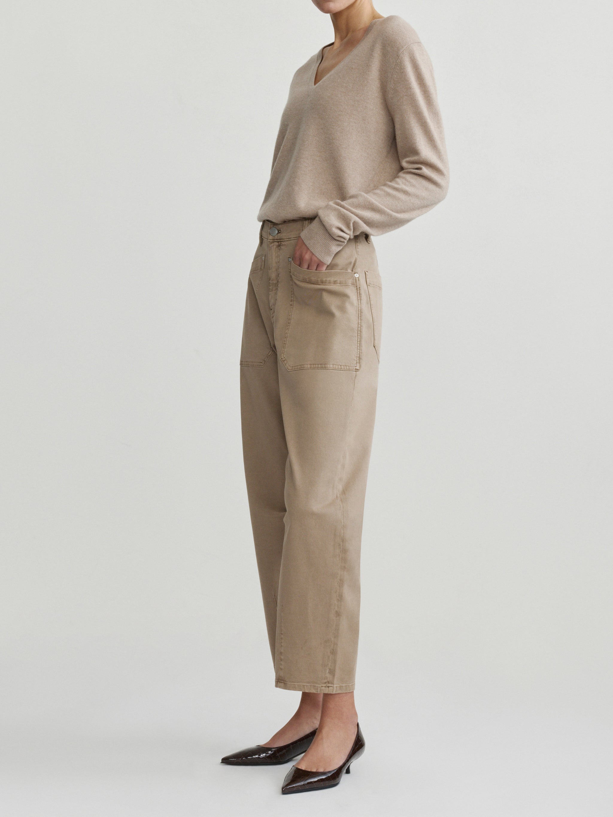 Bilie Easy Barrel jeans in Desert on a model with beige sweater, three-quarter side view in studio.