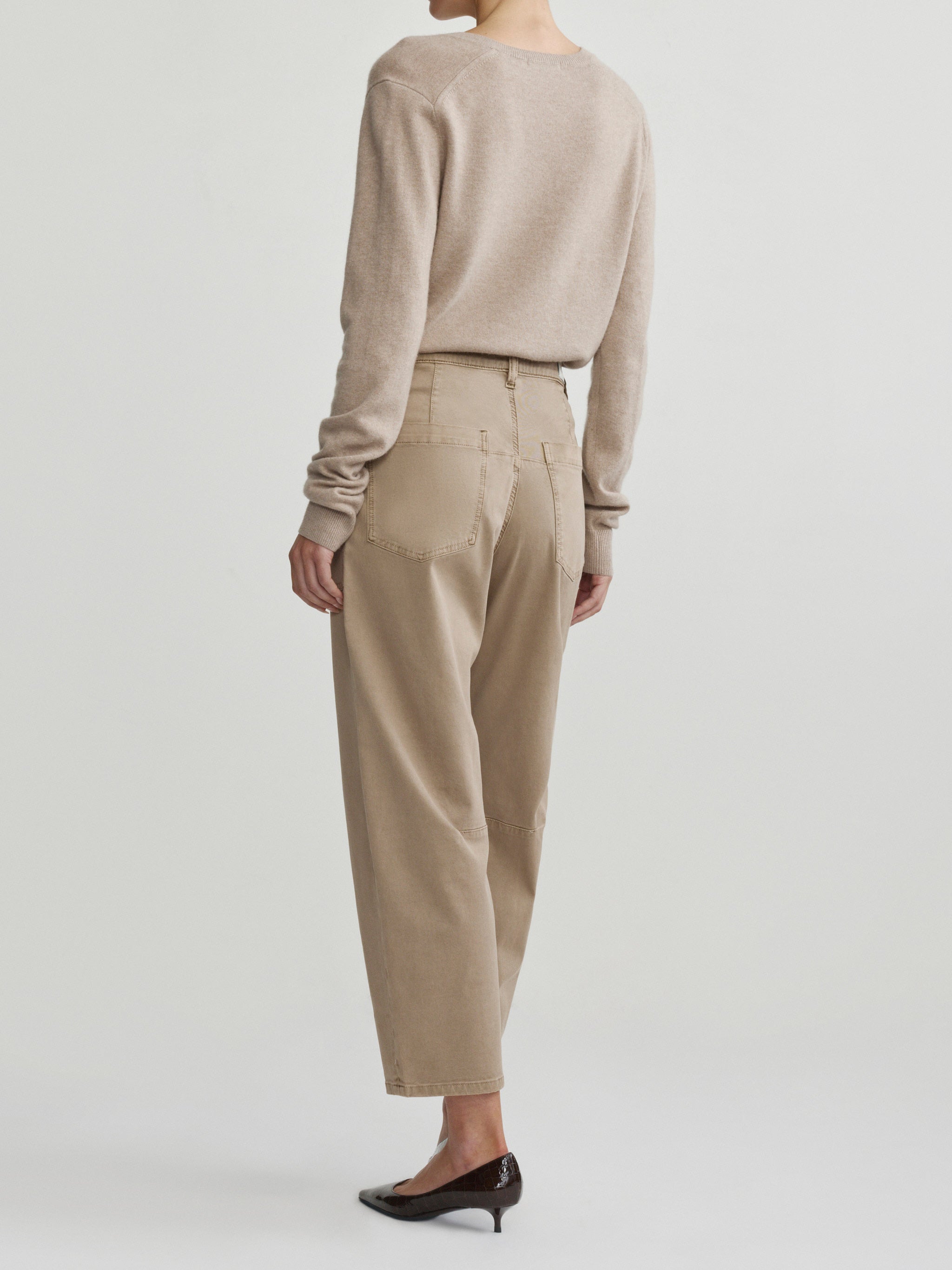 Bilie Easy Barrel jeans in Desert on a model with beige sweater, three-quarter front view in studio.