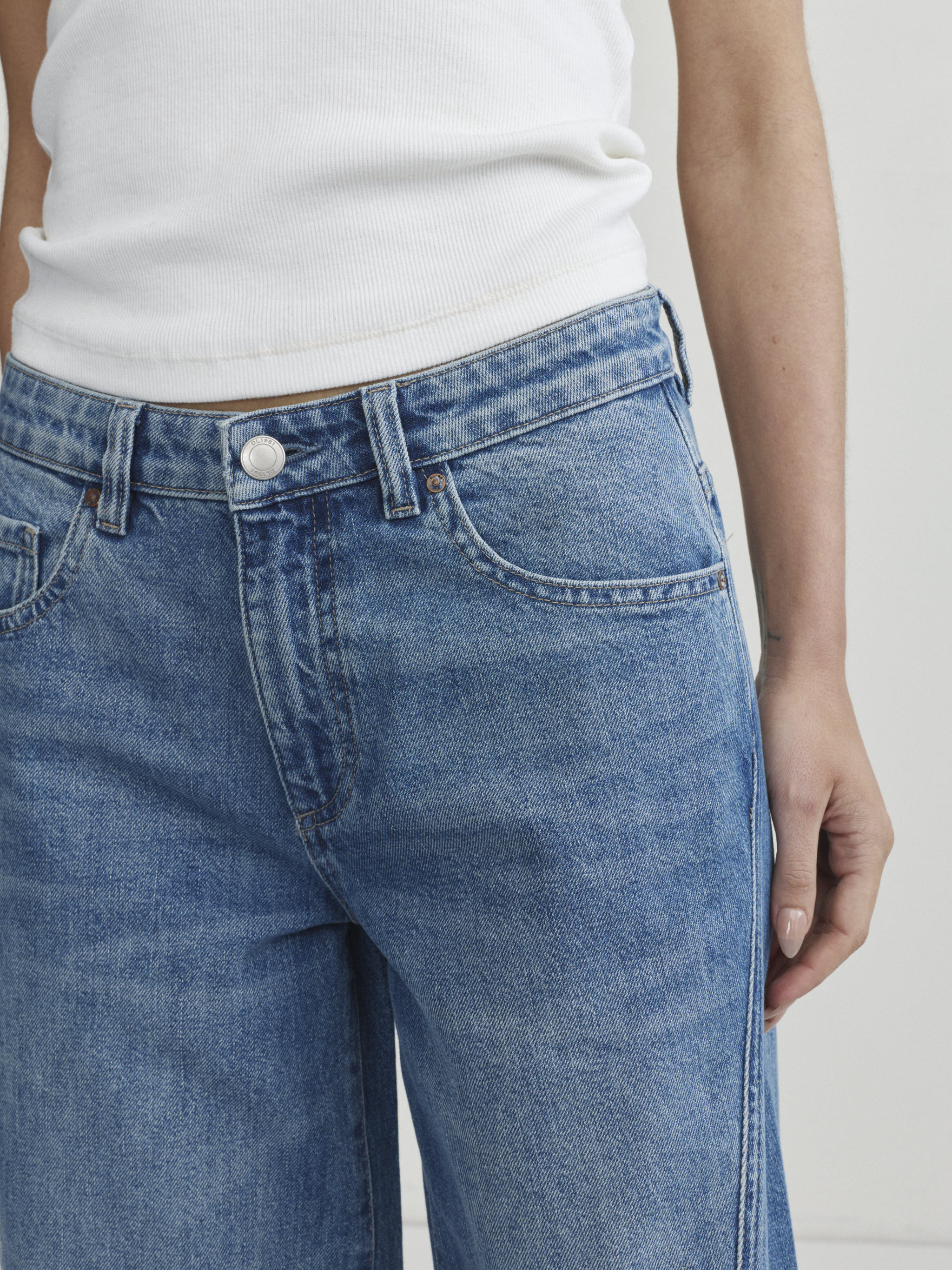 Alex Baggy Wide Leg jeans in Authentic, close-up of front waistband and pocket detail.