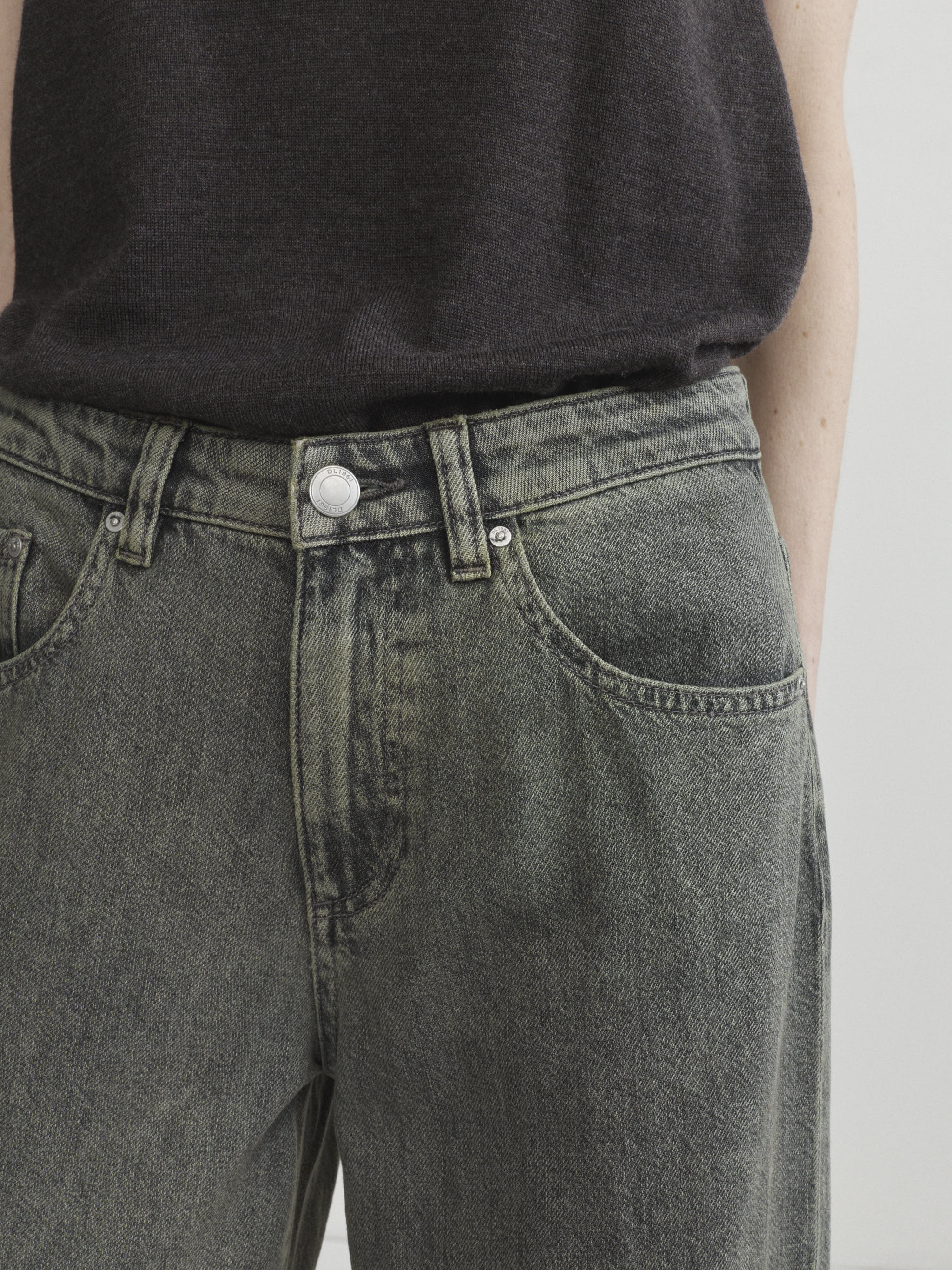 Alex Baggy Wide Leg jeans in Character Green Aura, close-up of front waistband and pocket detail.