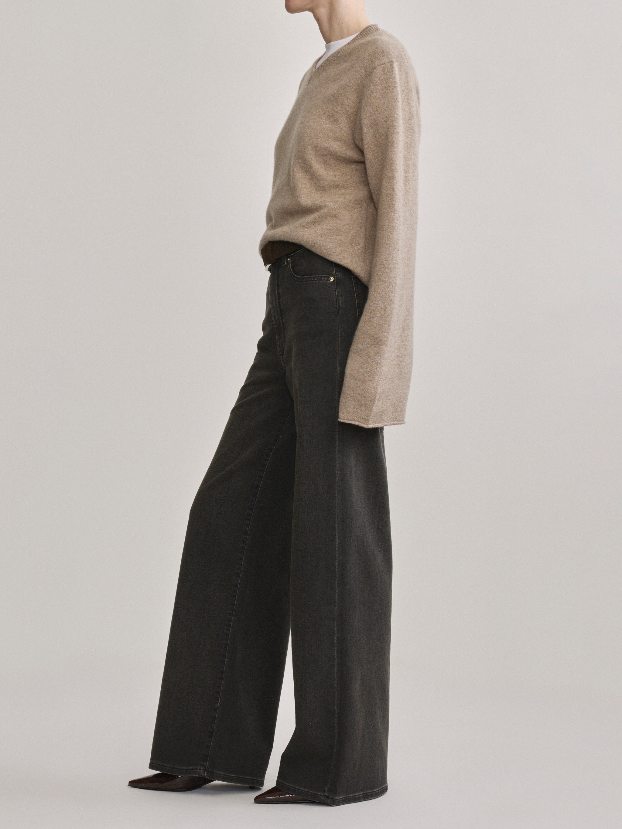 DL1961 Hepburn wide-leg high-rise jeans in washed black 'Rock', side profile view.