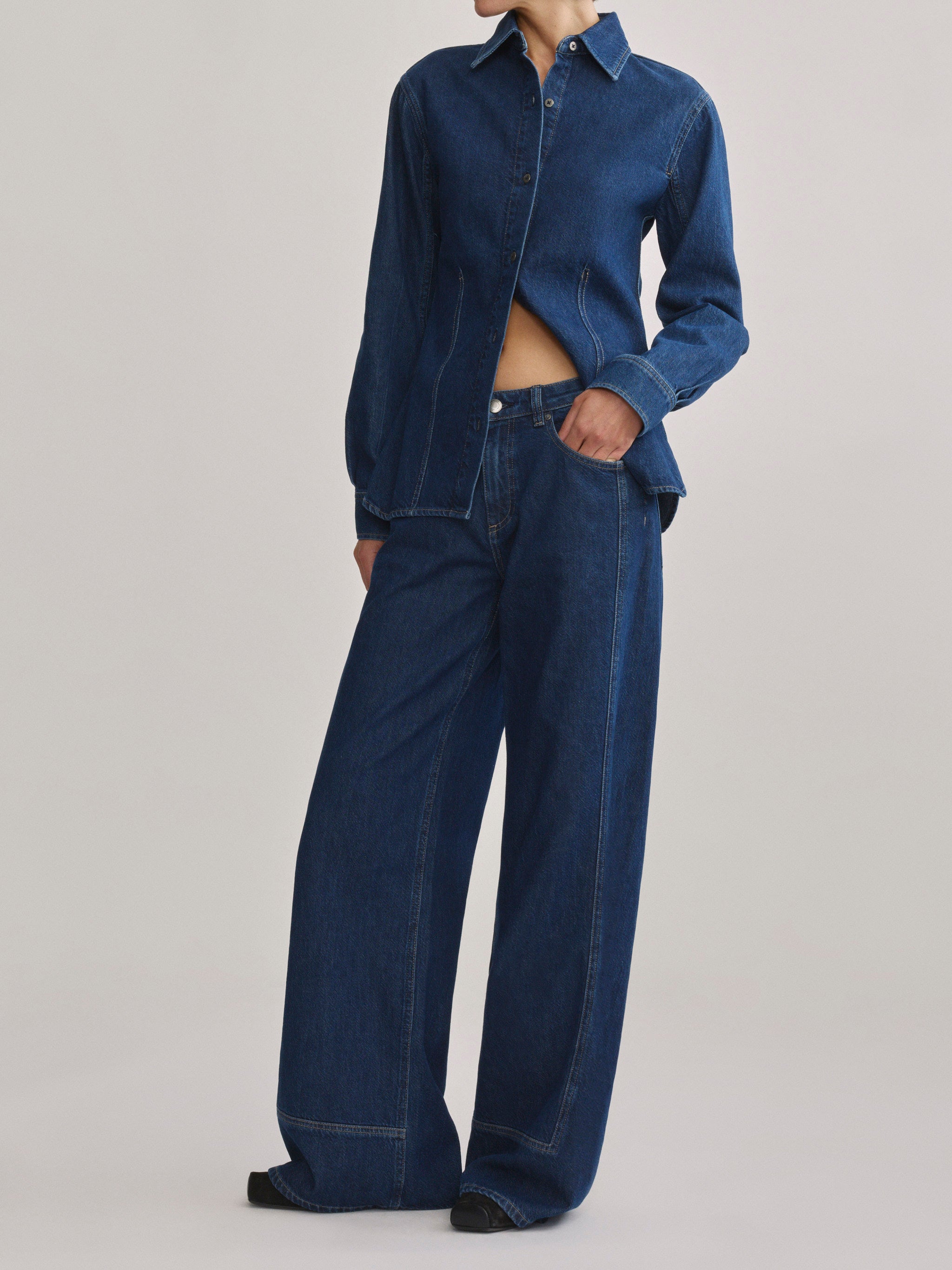 DL1961 Alex baggy wide-leg low-rise jeans in blue indigo 'Inkwell Aura', three-quarter front view of the wide leg.