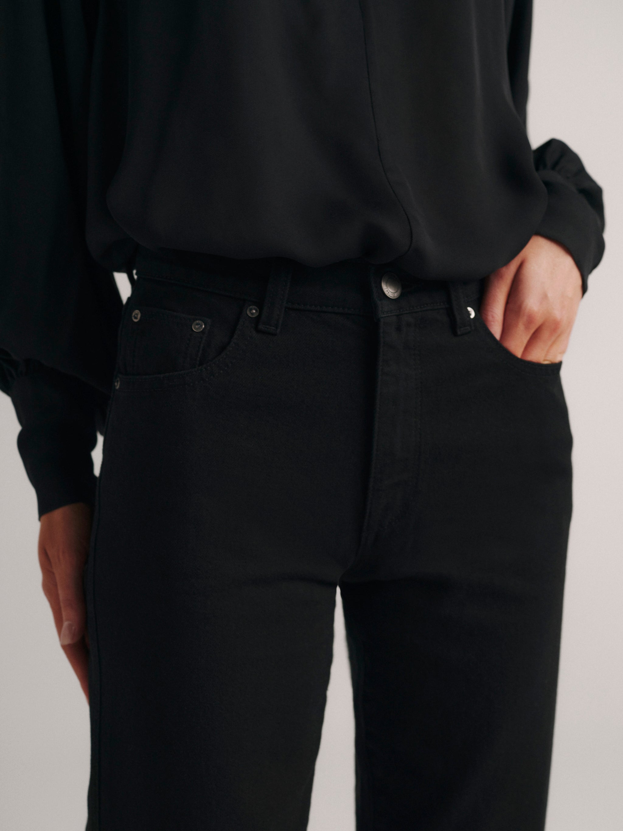 DL1961 Cate Classic Straight petite jeans in black 'Black', front waist and pocket close-up.