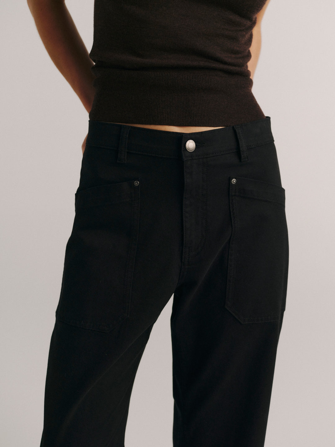 DL1961 women's Bilie Easy Barrel pants in black, close-up of the waist and utility front pockets.