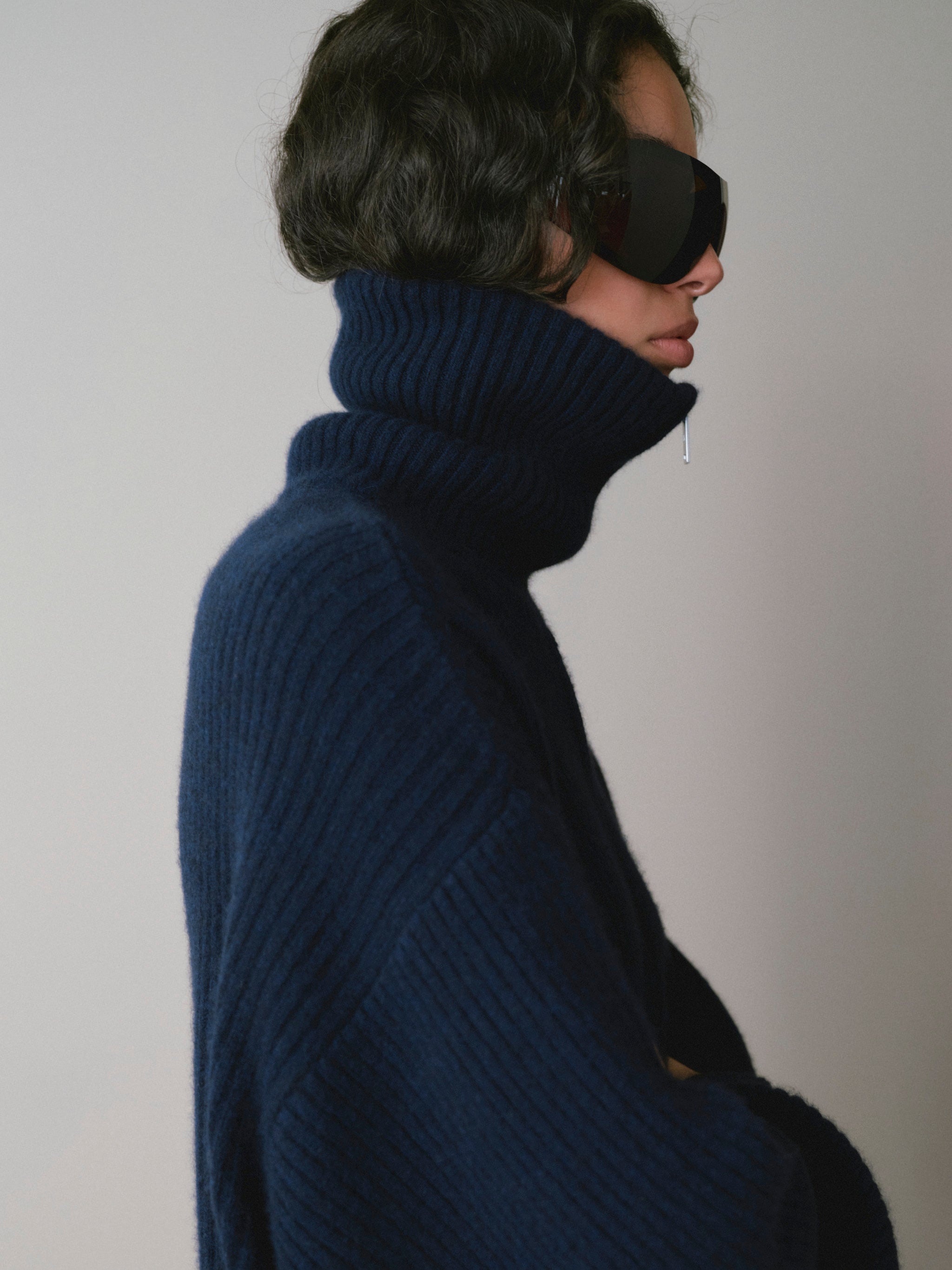 DL1961 women's Robbie oversized zip up sweater in navy 'Colter Bay', side view with the zip collar worn up.
