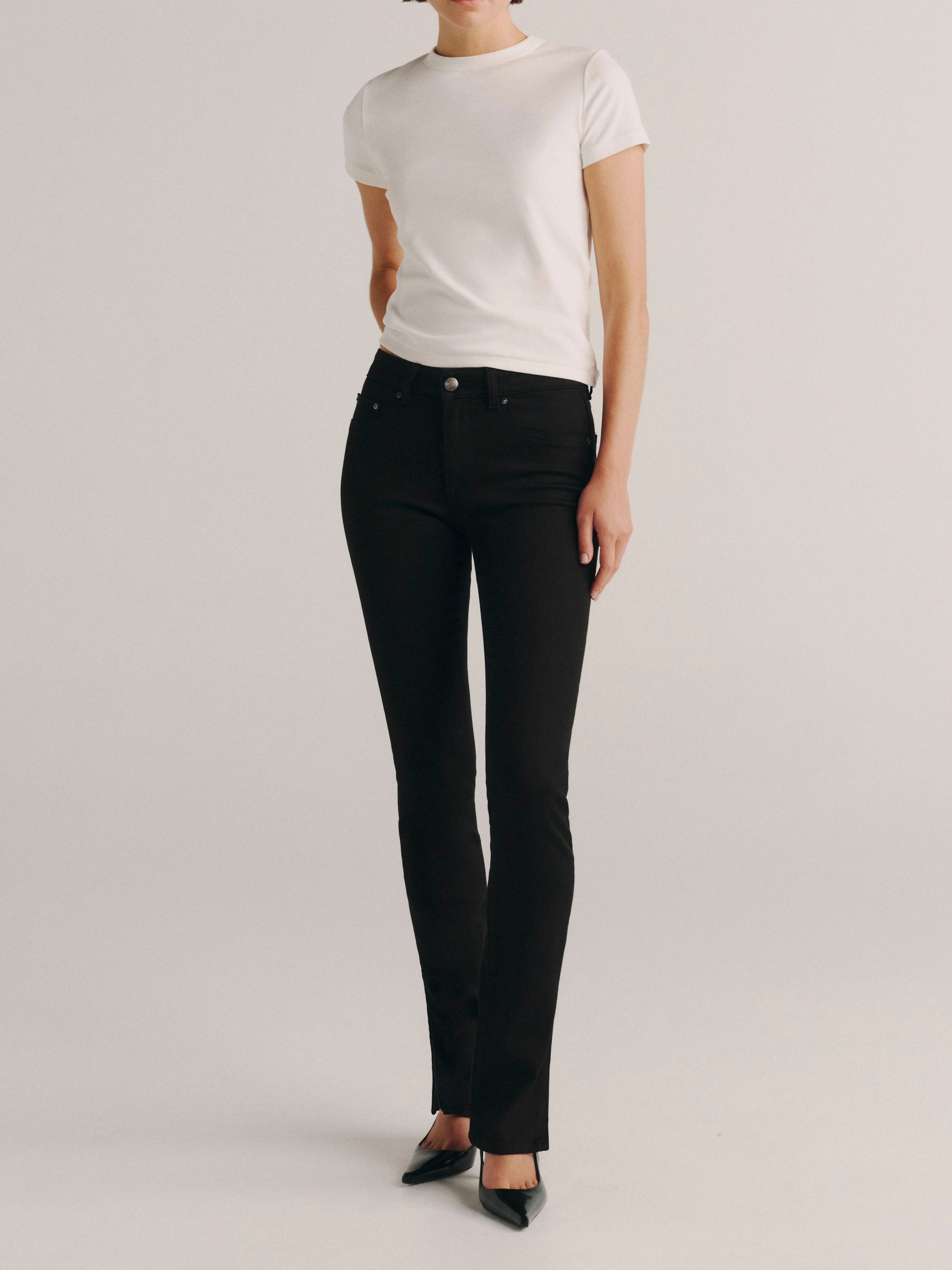 DL1961 women's Jessica Skinny Low-Rise Instasculpt jeans in black 'Cascade', full-length front view.