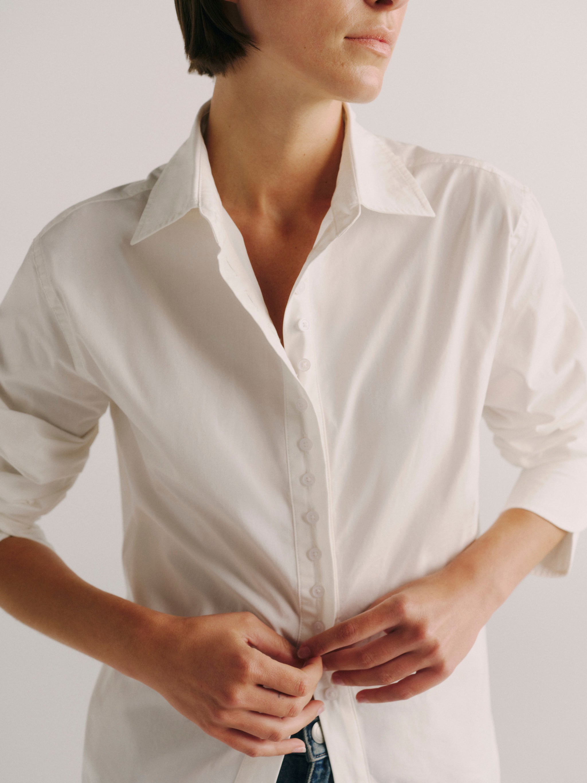 DL1961 women's Kaia poplin shirt in white, close-up of the collar and button placket.