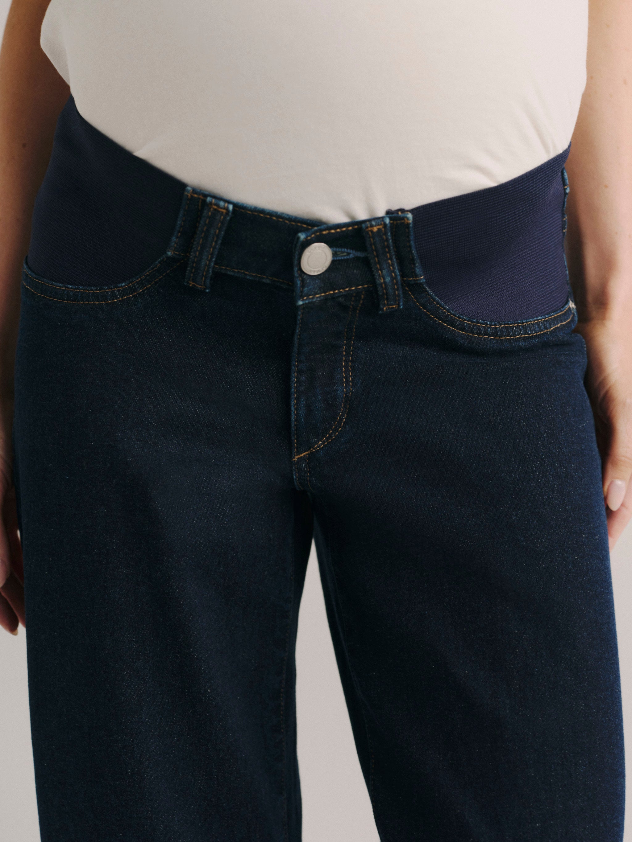 DL1961 women's Thea Boyfriend maternity jeans in dark indigo 'Night Out', close-up of the stretch over-bump maternity panel.