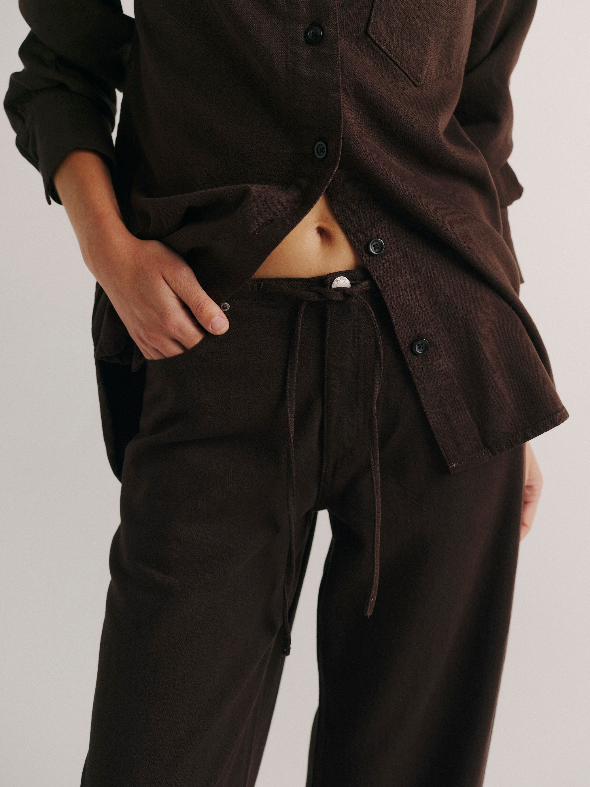 DL1961 women's Sienna Low-Slung Drawstring Wide Leg jeans in dark brown 'Tobacco Aura', close-up of the low-slung waist and drawstring tie.