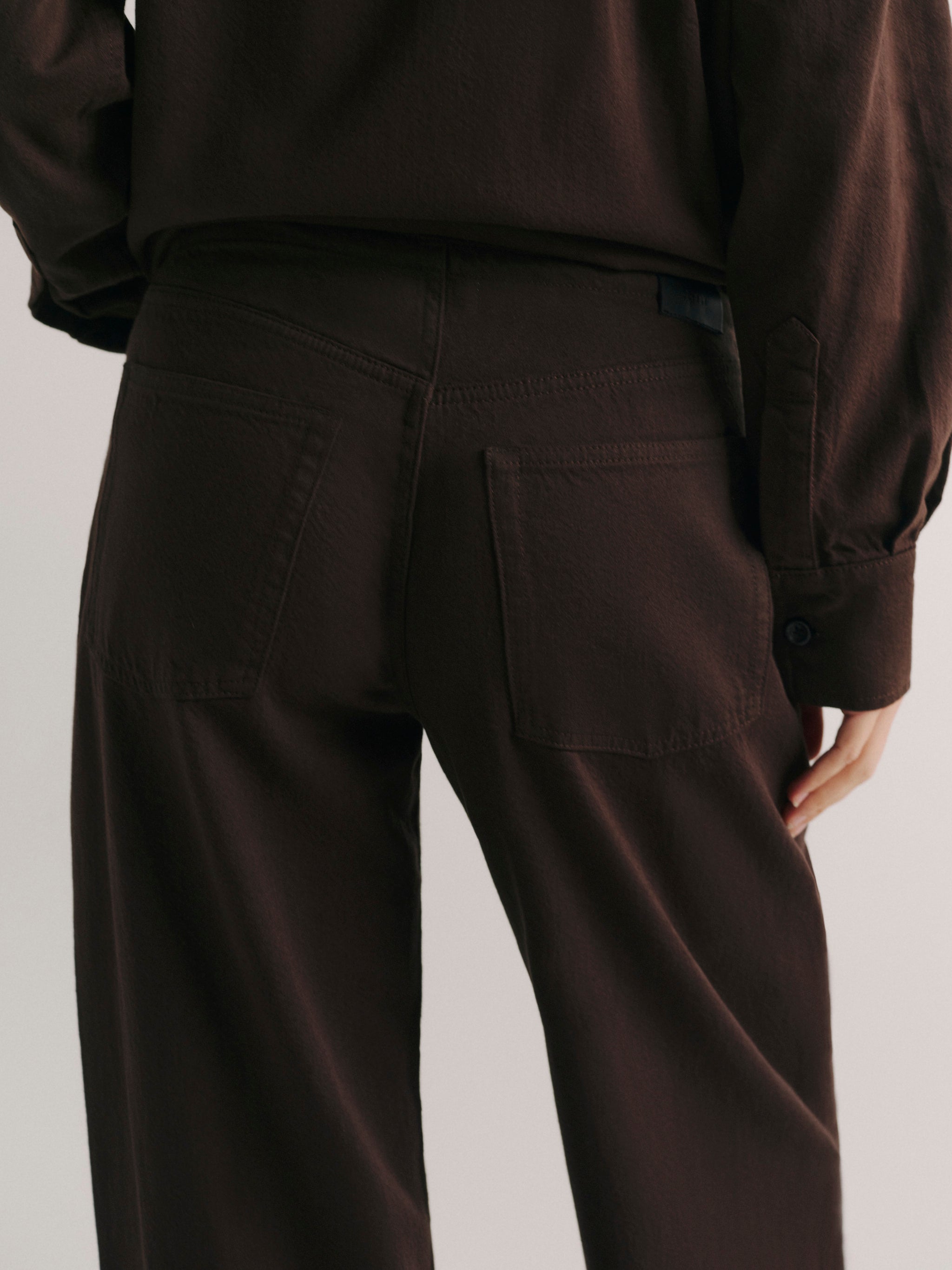 DL1961 women's Sienna Low-Slung Drawstring Wide Leg jeans in dark brown 'Tobacco Aura', close-up of the back waist and pocket.
