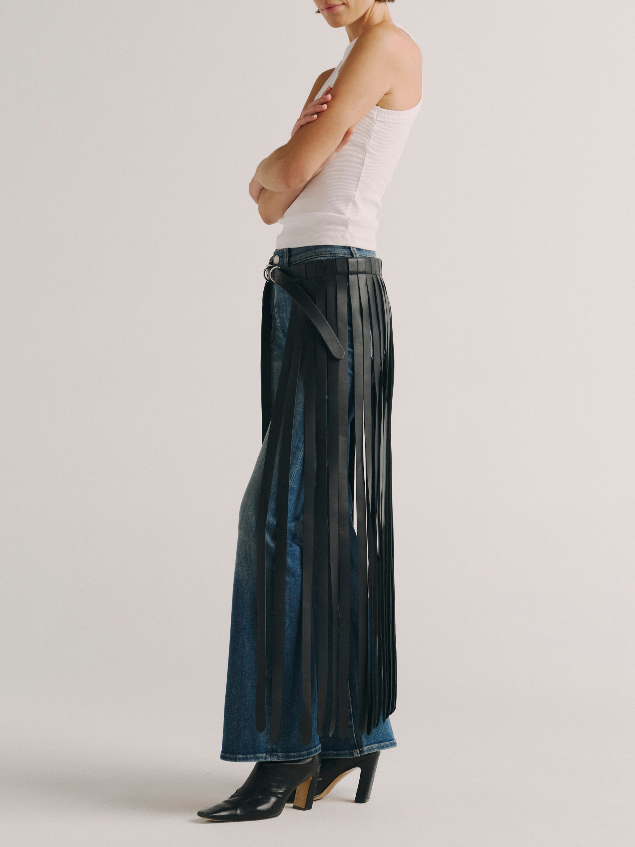DL1961 fringe leather belt in black, side view showing the fringe panels in movement.