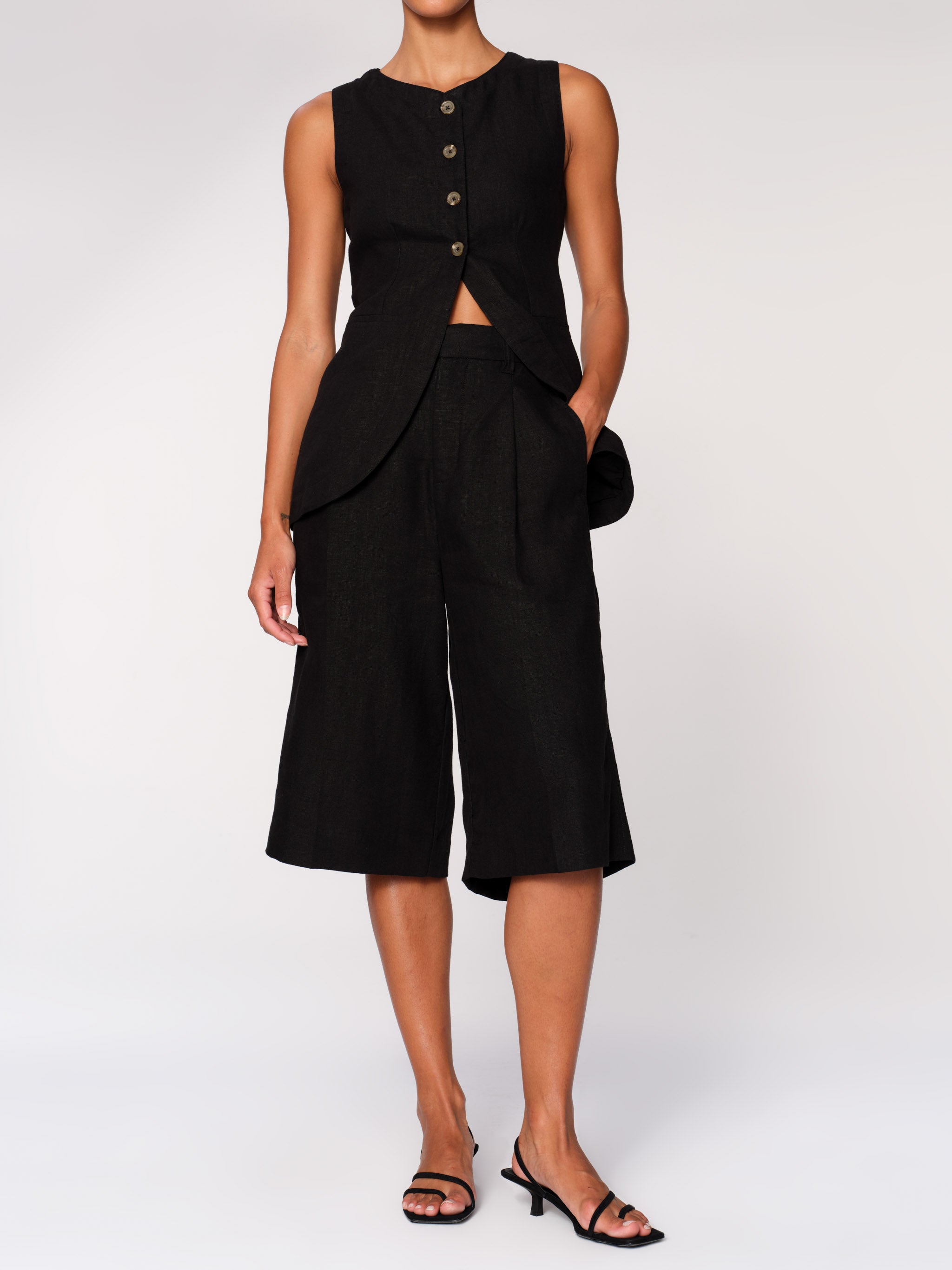 Women's Pleated Black Linen Shorts