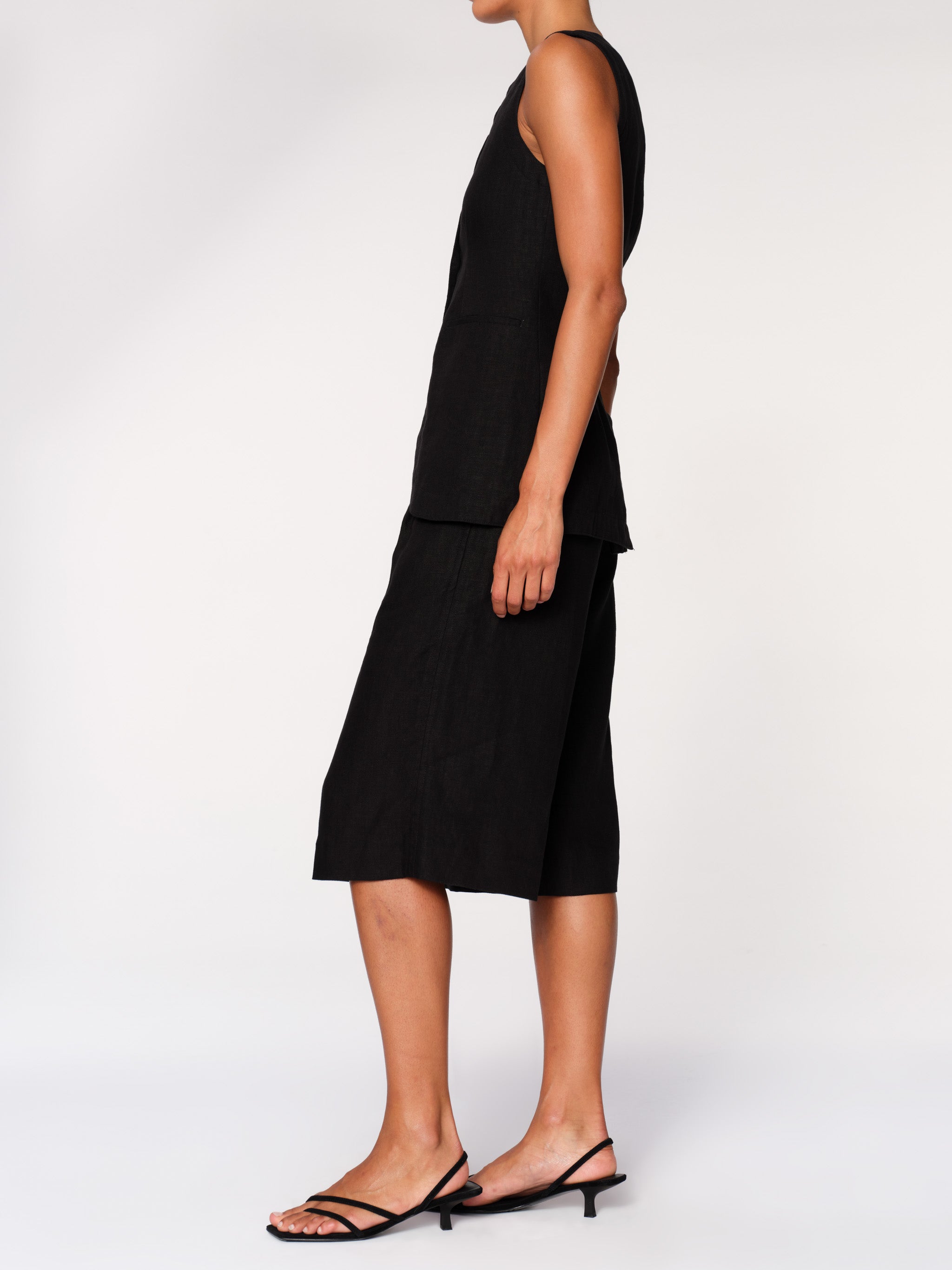 Women's Pleated Black Linen Shorts