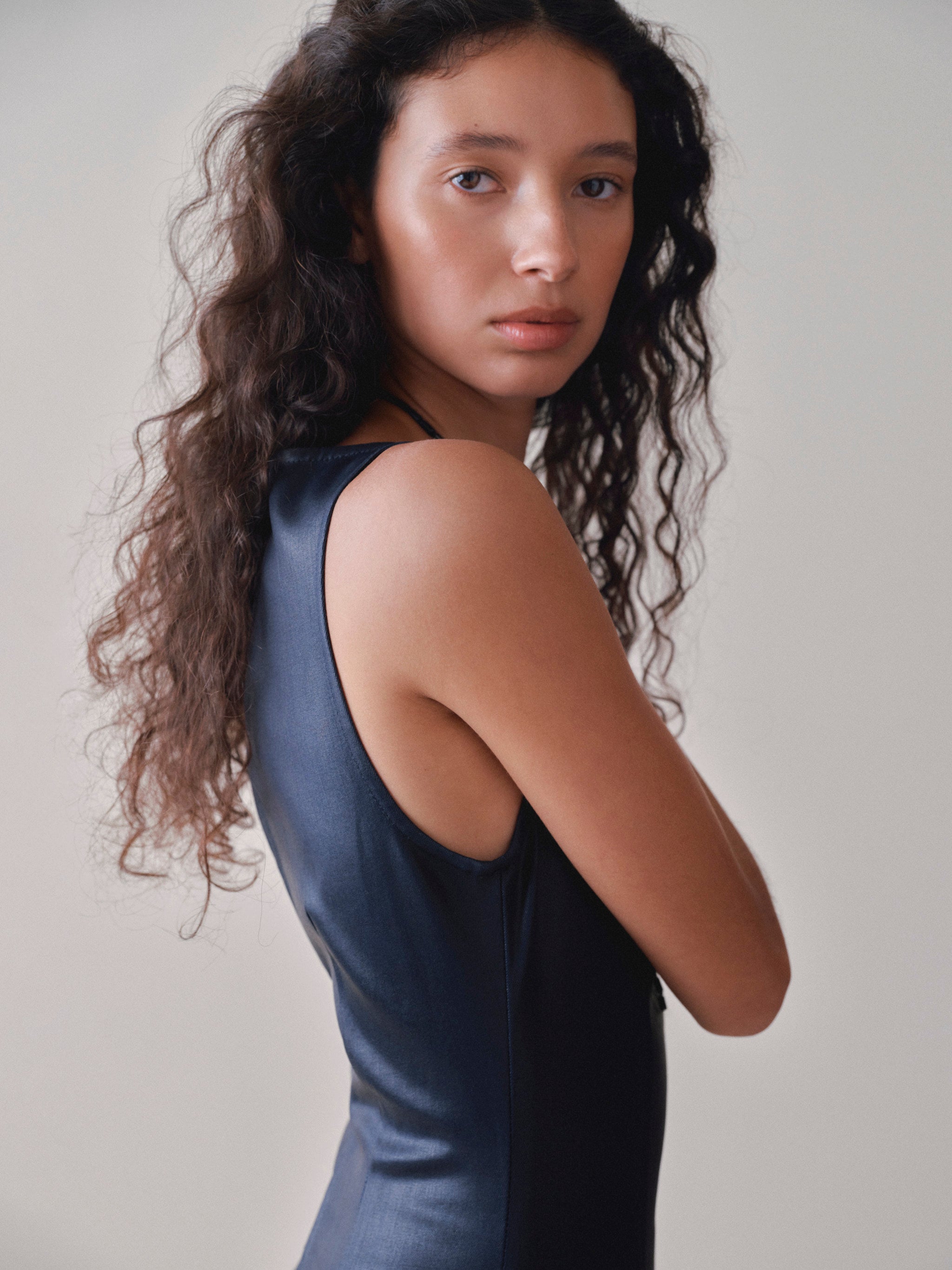 DL1961 women's Esme boat neck Instasculpt denim dress in 'Navy Blue Coated', close-up of the boat neckline and shoulder.